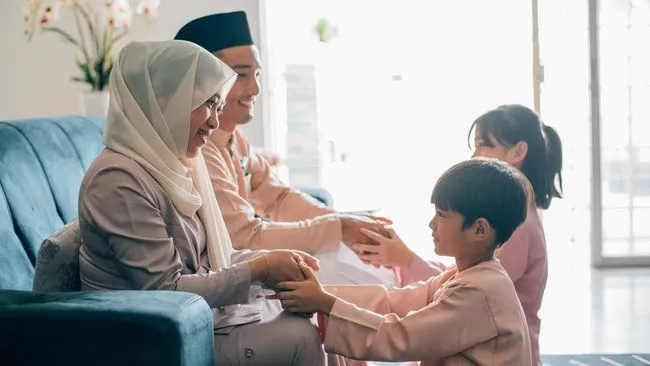 Mengajari Anak Salim di Lebaran: Pentingnya Penghormatan Tanpa Paksaan