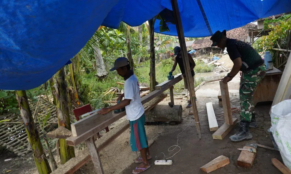 Pembuatan Kusen di Desa Tanjung Rejo: Simbol Harapan dan Perjuangan
