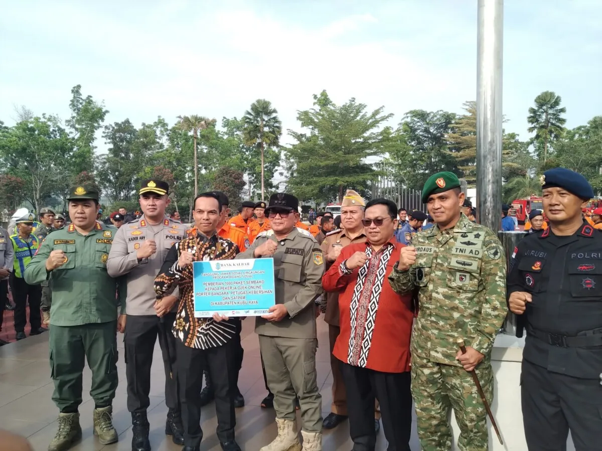Bupati Sujiwo Berikan Sembako sebagai Apresiasi kepada Relawan Damkar