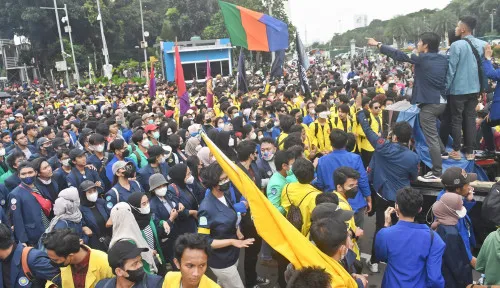 Aksi Mahasiswa di Bundaran HI Tanggapi Kenaikan Harga Beras dan Penurunan Lapangan Kerja