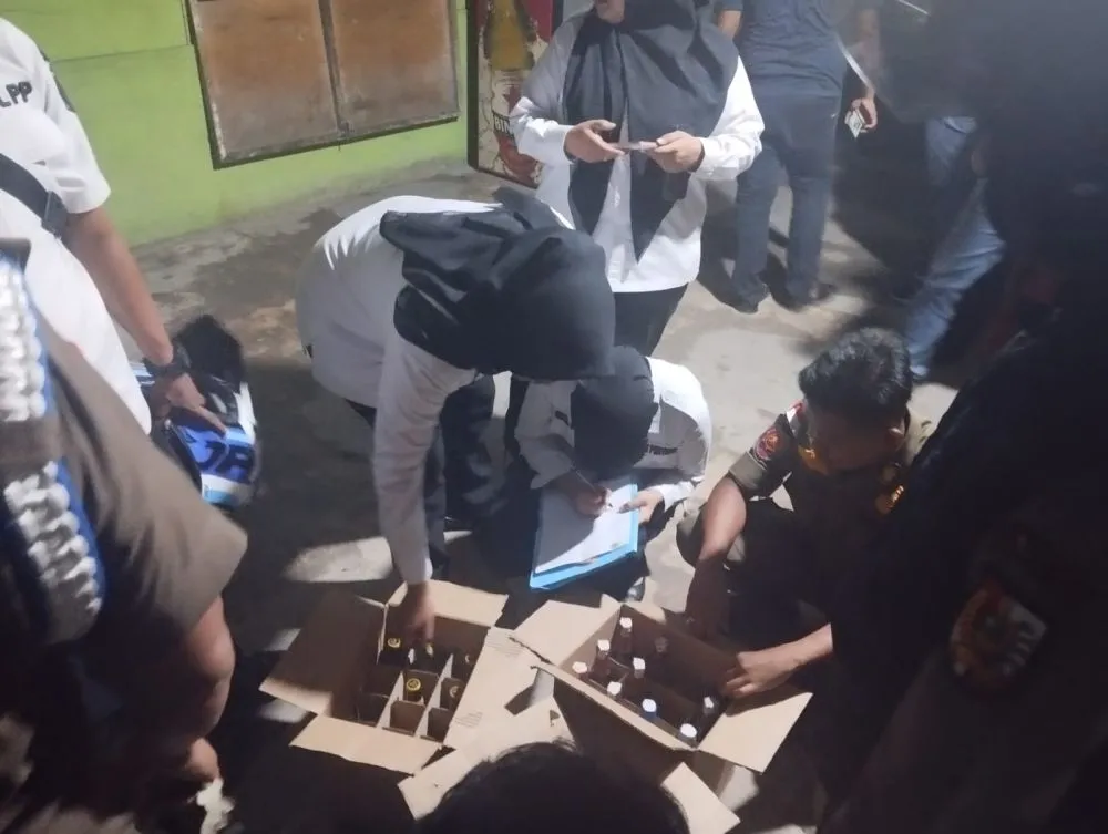 Razia Satpol PP Pekanbaru: Puluhan Botol Miras Disita Selama Ramadan