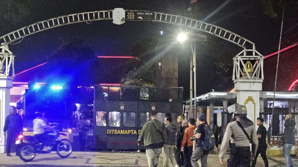 Jalan Utama Depan Grahadi Kembali Dibuka Setelah Lima Jam Penutupan