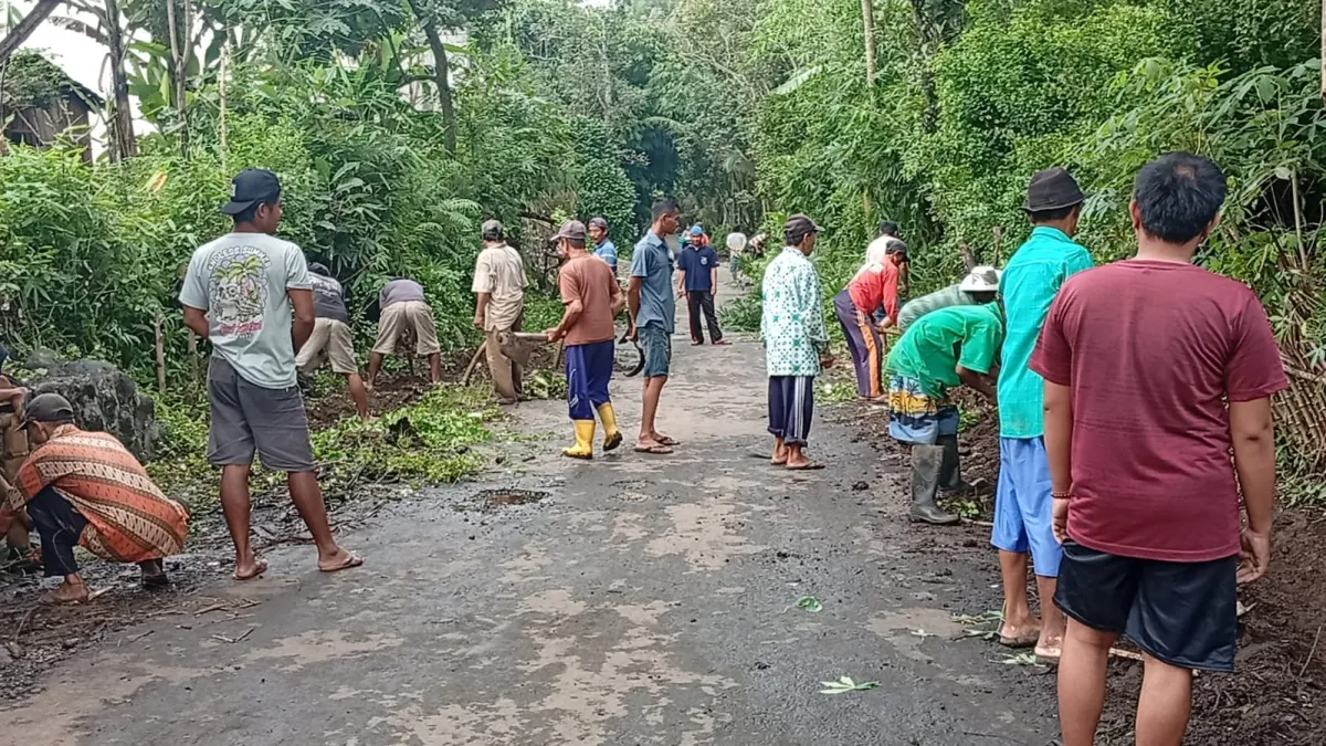Kepala Desa Tegalwatu Apresiasi Kerja Bakti RT 04 untuk Lingkungan Bersih