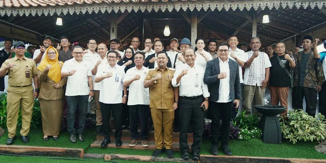 KKP dan DPR Pastikan Pupuk Subsidi untuk Pembudi Daya Ikan Tradisional di Gresik