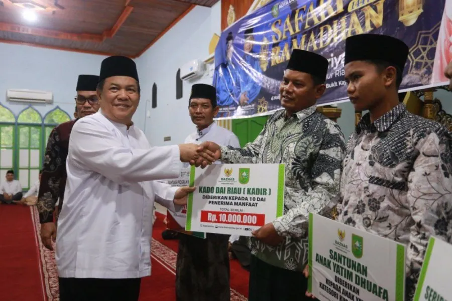 Pemprov Riau Salurkan Bantuan Sosial di Safari Ramadan Dumai