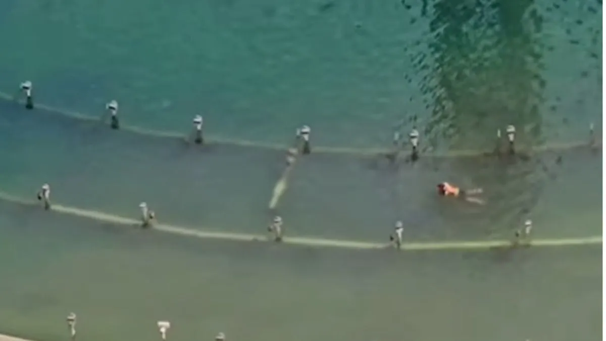 Petugas Melakukan Pengecekan Saat Viral Video Berenang di Bundaran HI