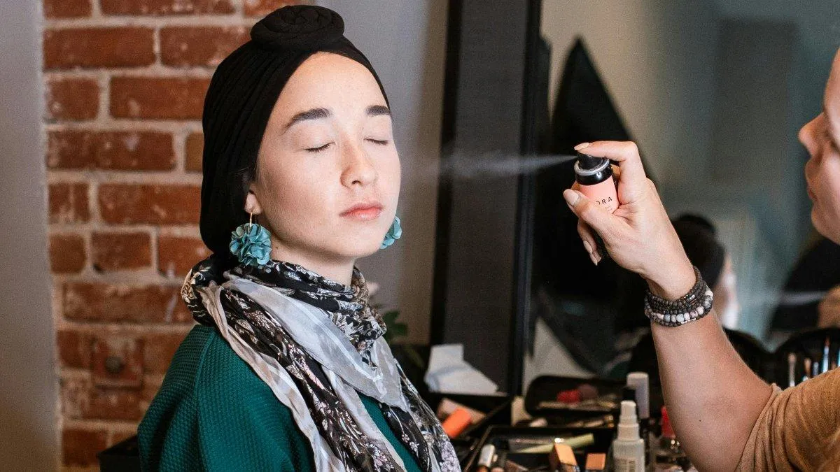 Rekomendasi Setting Spray untuk Makeup Tahan Lama Saat Puasa