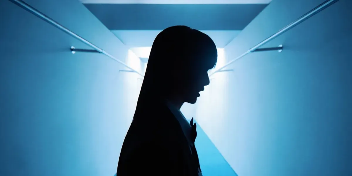 Ado Tampilkan Wajah Pertama Kali dalam MV VIVARIUM setelah 10 Tahun Misteri