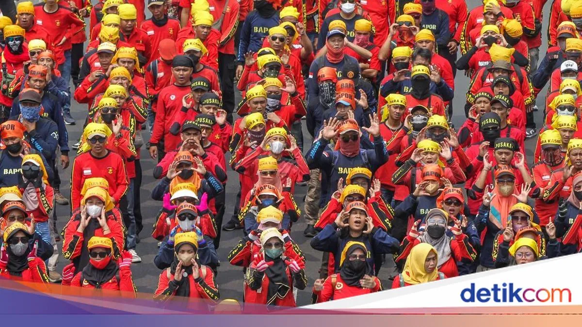 Buruh Jabodetabek Aksi di Kemnaker Tuntut THR dan Tolak Impor