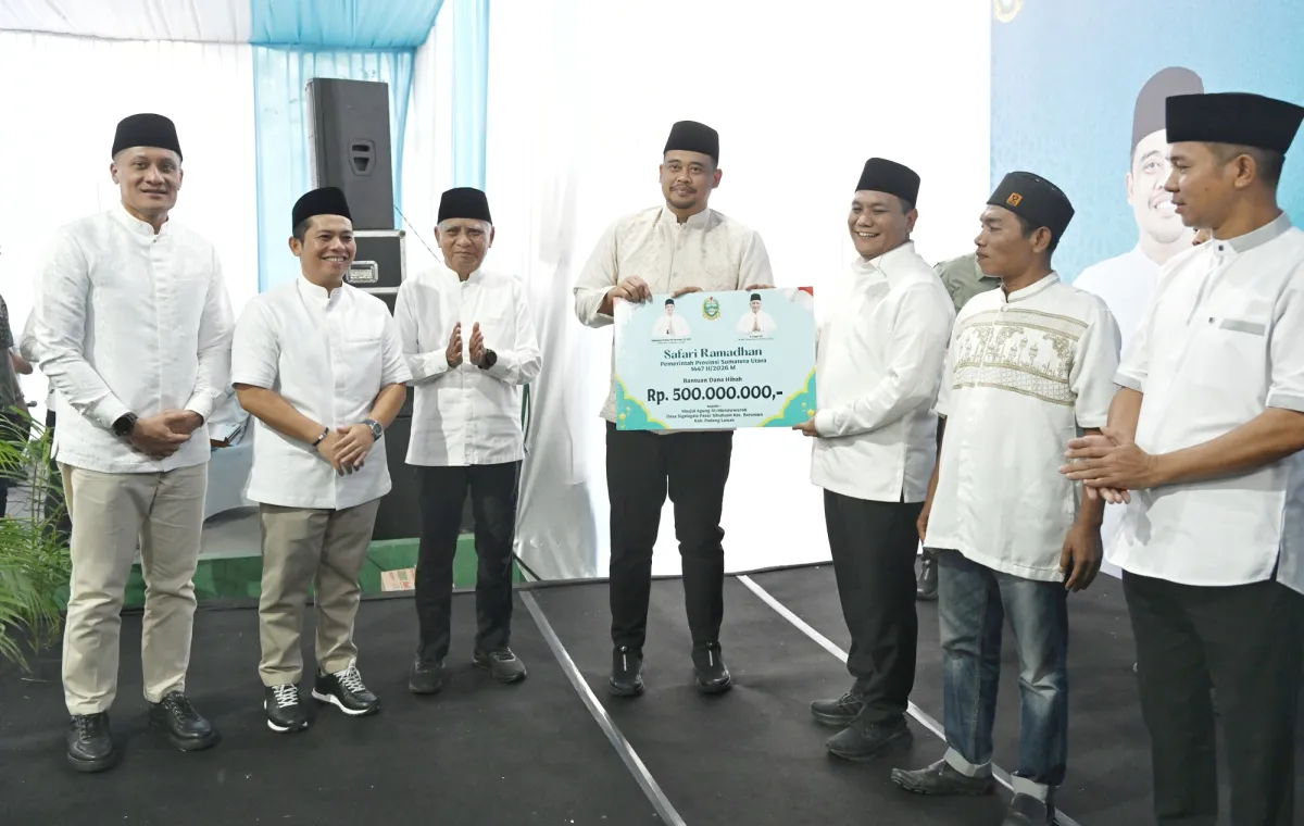 Gubernur Bobby Nasution Serahkan Hibah Rp500 Juta untuk Kesejahteraan Jemaah Masjid