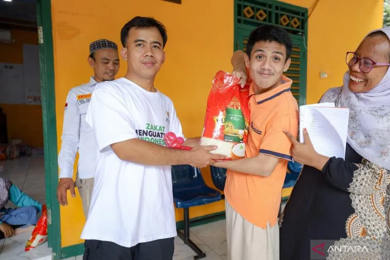 Baznas Salurkan Zakat Fitrah Beras untuk Difabel dan Duafa di Cengkareng