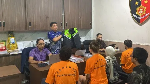 Tiga WNA Ditangkap Polisi Usai Buat Konten Asusila Pakai Baju Ojol
