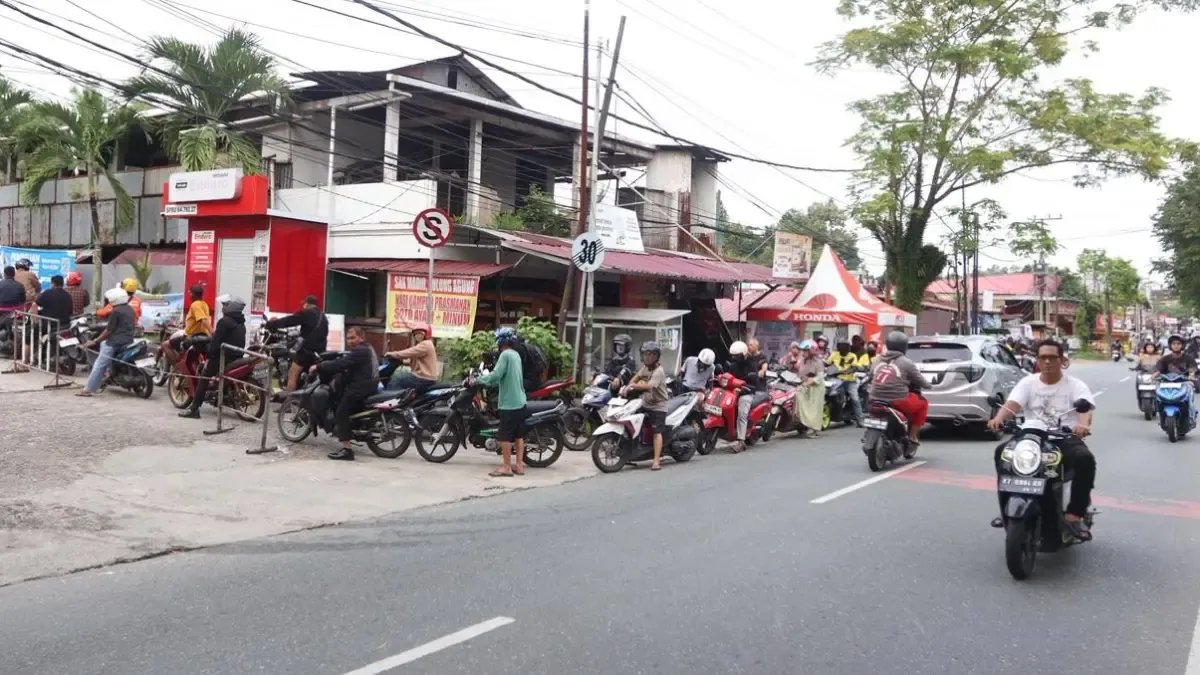 Antrean Panjang Pertalite di Kaltim Imbas Kenaikan Harga Pertamax