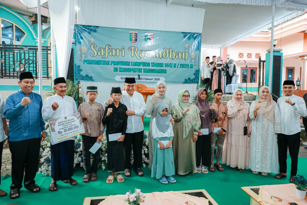 Wagub Lampung Jihan Nurlela Buka Bazar Murah dan Salurkan Bantuan di Gisting