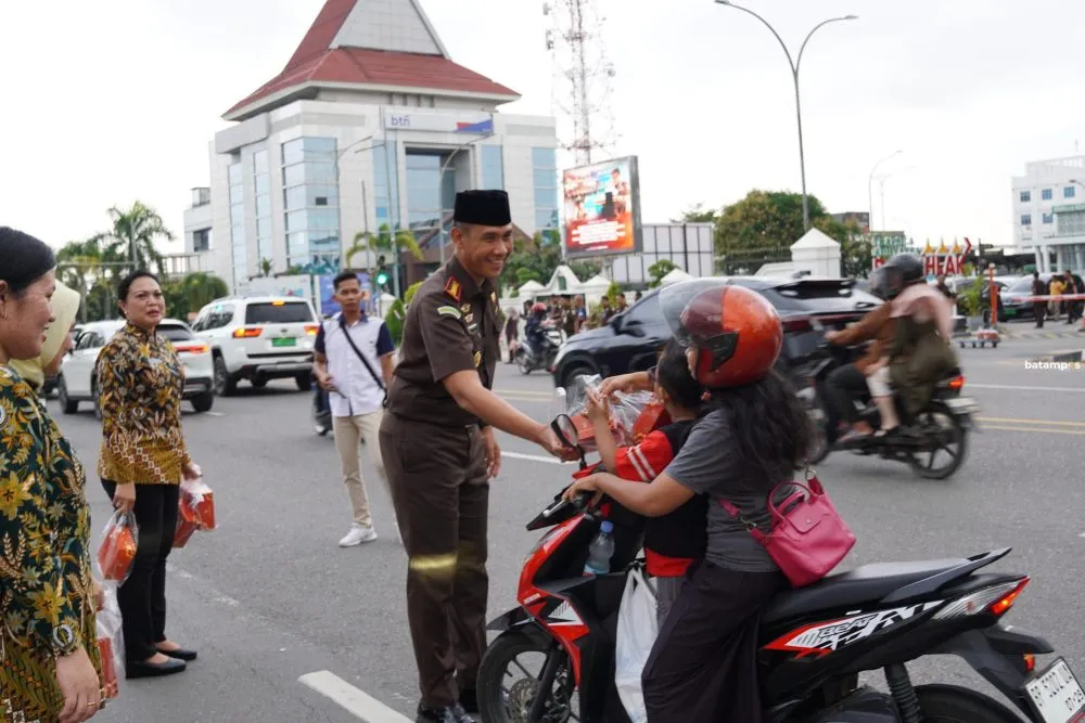 400 Paket Takjil Habis Dalam 5 Menit di Kejaksaan Negeri Batam