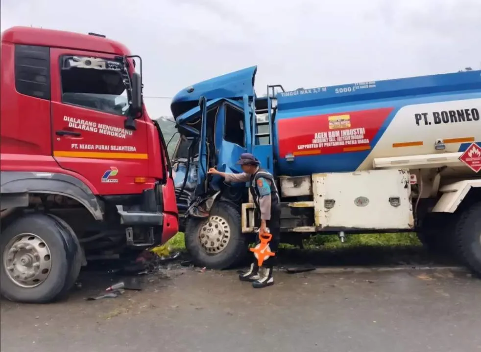 Hujan Deras, Dua Truk Tangki Terlibat Kecelakaan di Jalur Poros Tenggarong–Kota Bangun