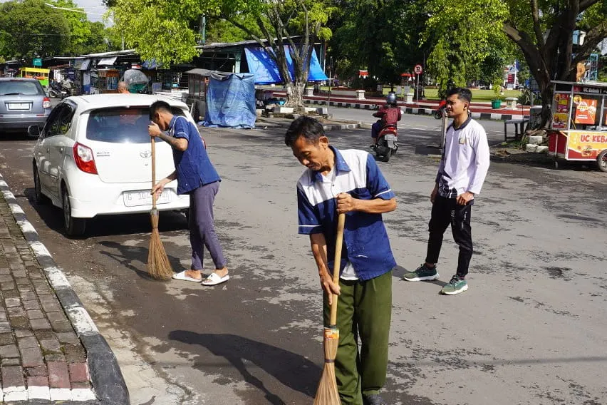Rutan Pemalang Gelar Bakti Sosial Bersihkan Lingkungan