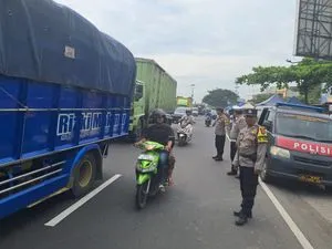 Polsek Arjawinangun Atur Lalu Lintas di Pasar Sandang Tegalgubug
