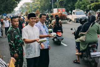 Muhammad Zaini Ajak Warga Lintas Agama Berbagi Takjil di Pandaan