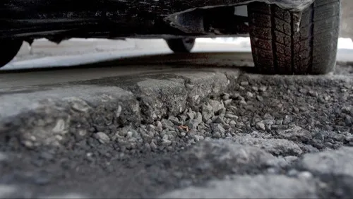Tips Aman Berkendara di Jalan Berlubang Saat Musim Hujan