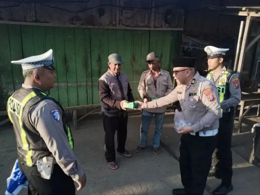 Polantas Palas Bagikan Nasi Kotak di Jumat Berkah Ramadhan