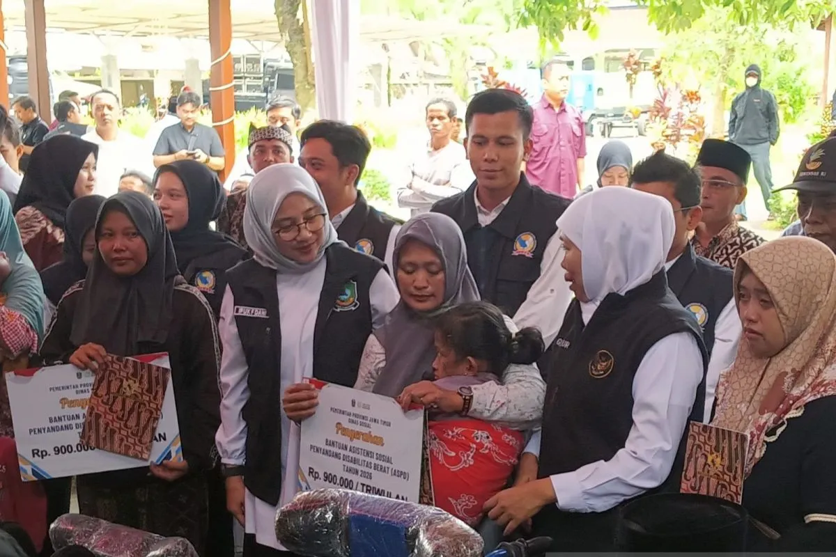 Gubernur Khofifah Salurkan Bantuan Sosial Rp5,26 Miliar di Banyuwangi