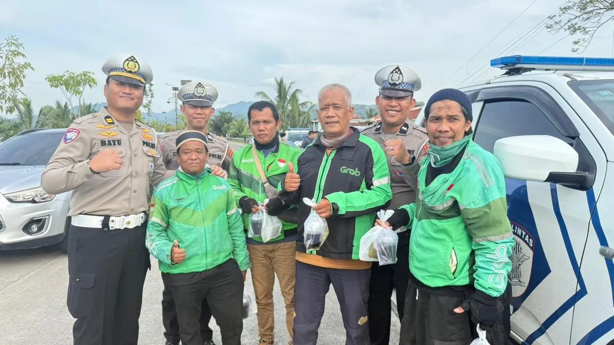 Kolaborasi Ditlantas Polda Sulbar dan Komunitas Ojol Bagikan Takjil dan Pesan Keselamatan
