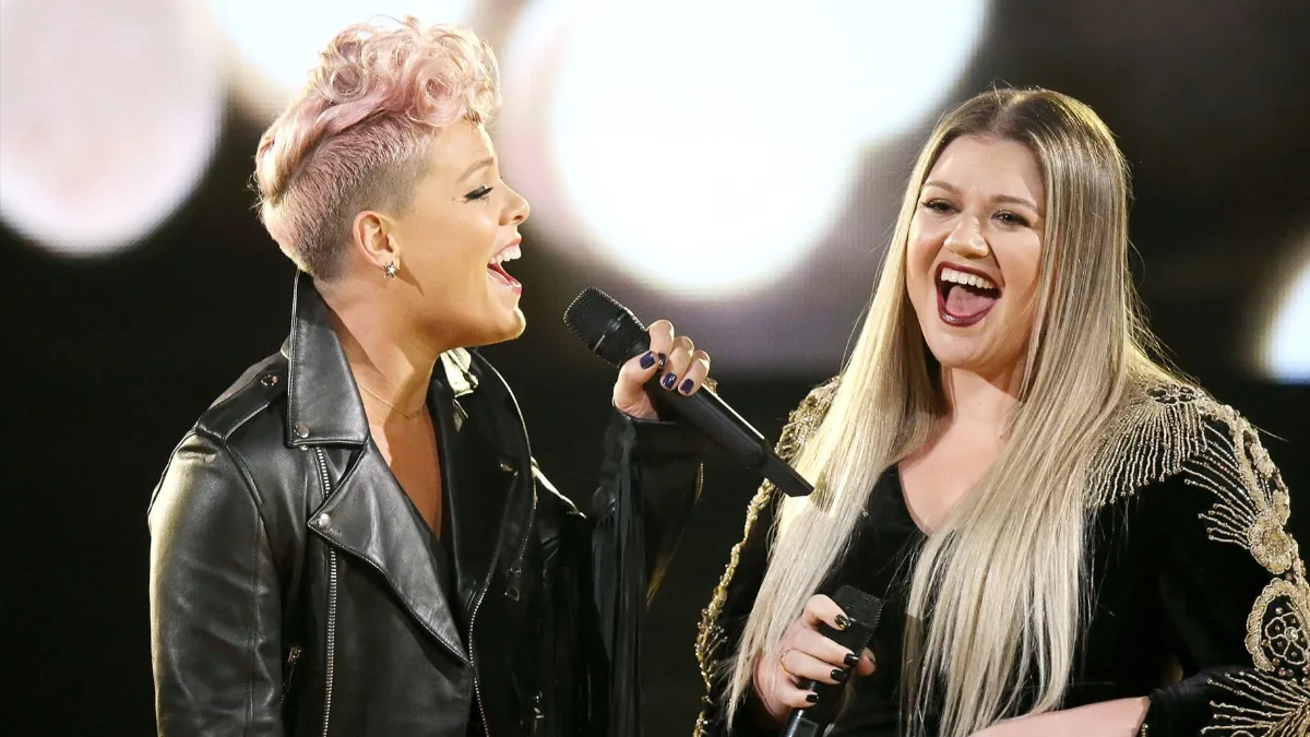 Pink Dipertimbangkan NBC Gantikan Kelly Clarkson Sebagai Host Talkshow