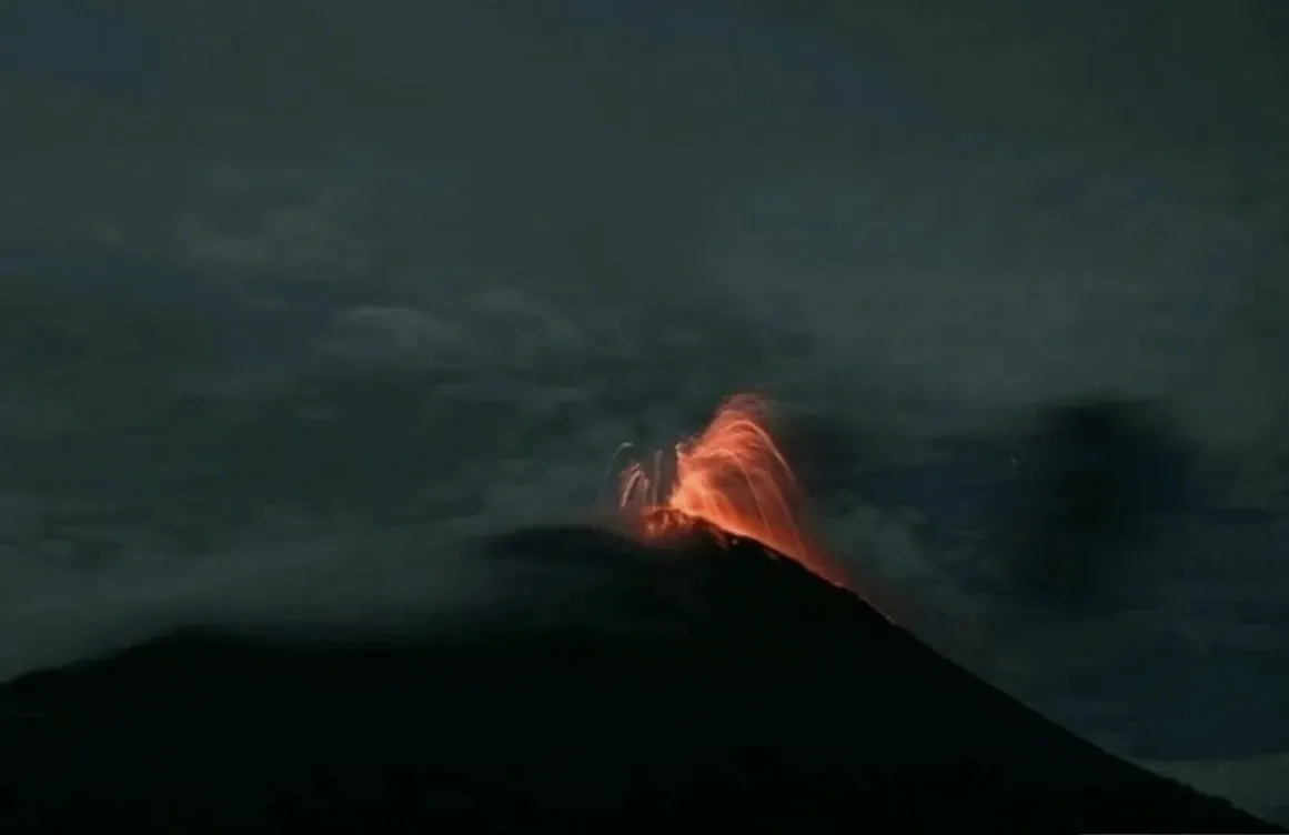 Gunung Ili Lewotolok Meletus, Lontaran Api Pijar Capai 300 Meter