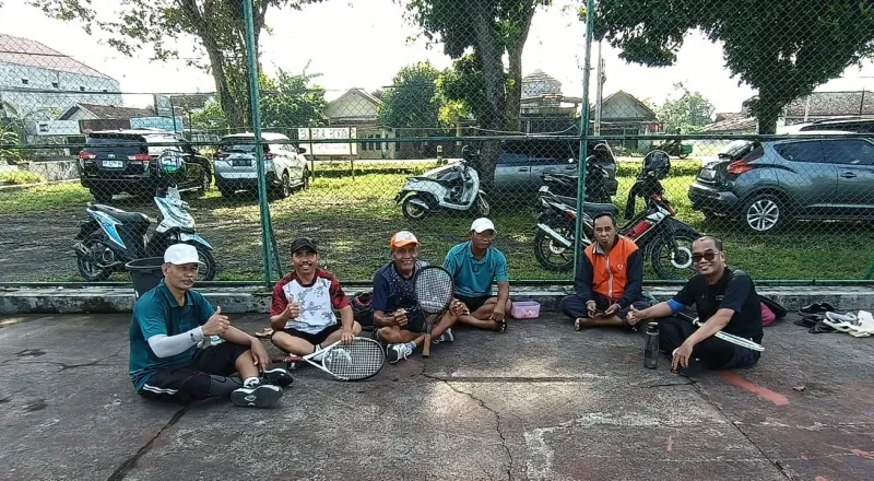 Guru MTs Negeri 4 Bantul Gelar Latihan Tenis untuk Tingkatkan Kebugaran dan Silaturahmi