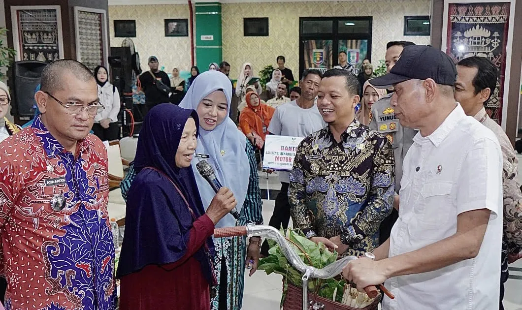 Wakil Menteri Sosial Serahkan Bantuan ATENSI di Pringsewu