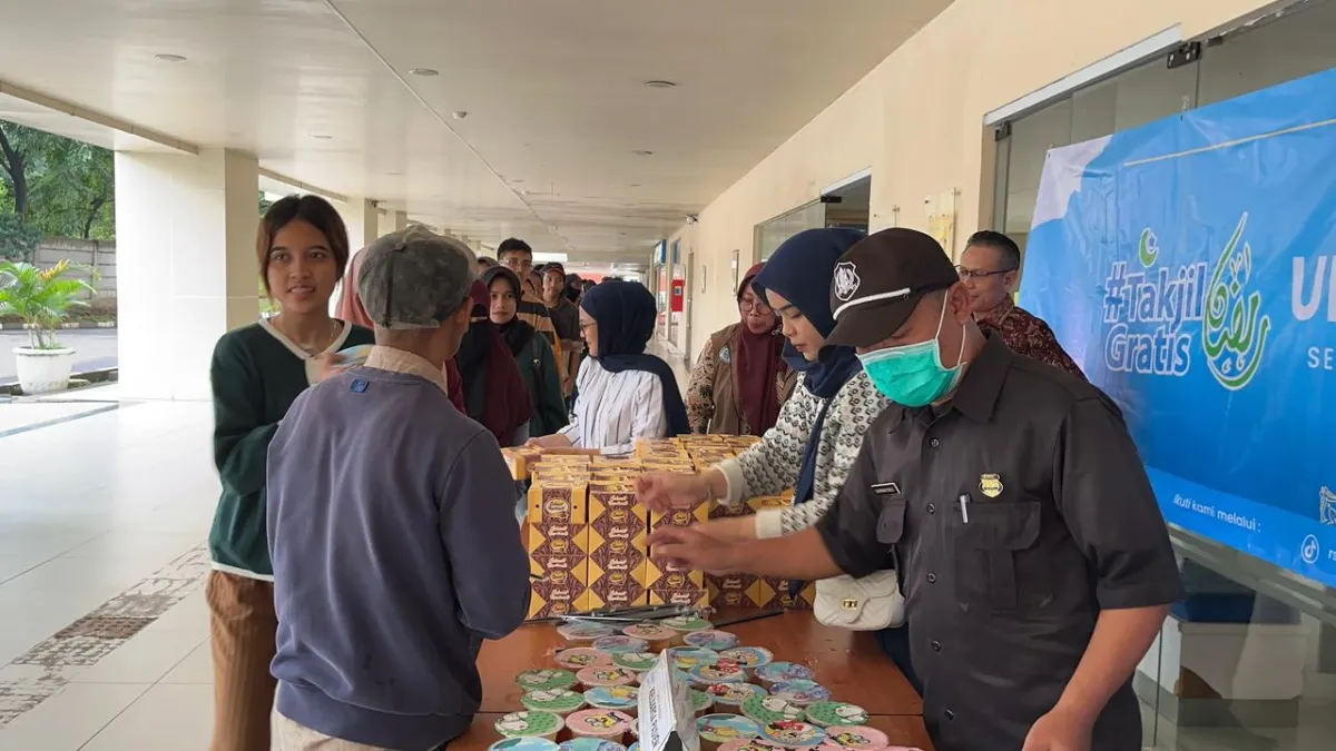 RSUD Bekasi Bagikan Takjil Harian untuk Keluarga Pasien Selama Ramadan