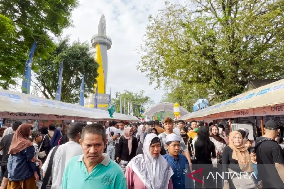 Bank Kalsel Perkenalkan Pembayaran QRIS di Pasar Wadai Ramadhan