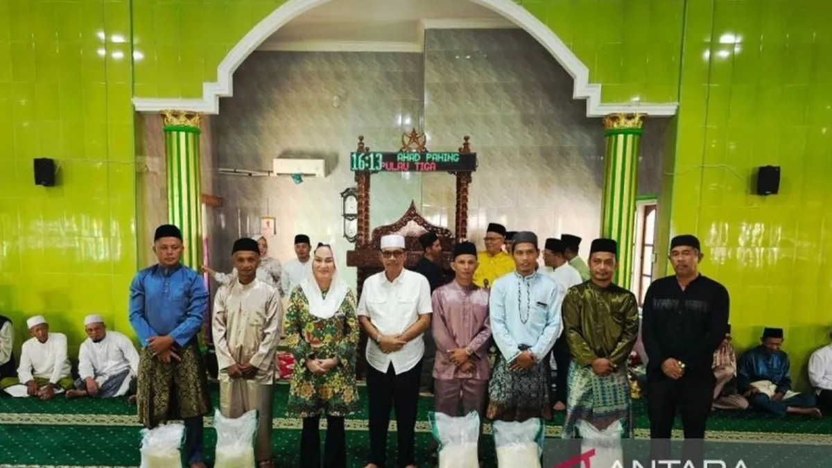 Pemkab Natuna Salurkan Bantuan untuk Kesejahteraan Warga Pulau Tiga Barat