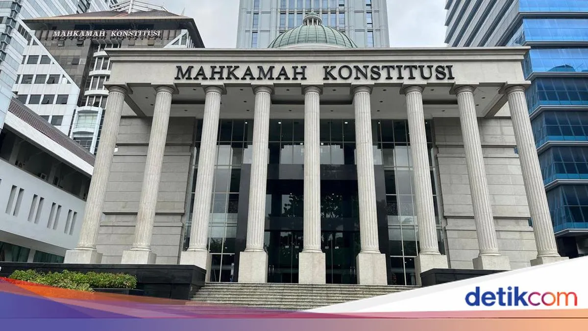 MK Tolak Gugatan Sanksi Merokok Saat Mengemudi
