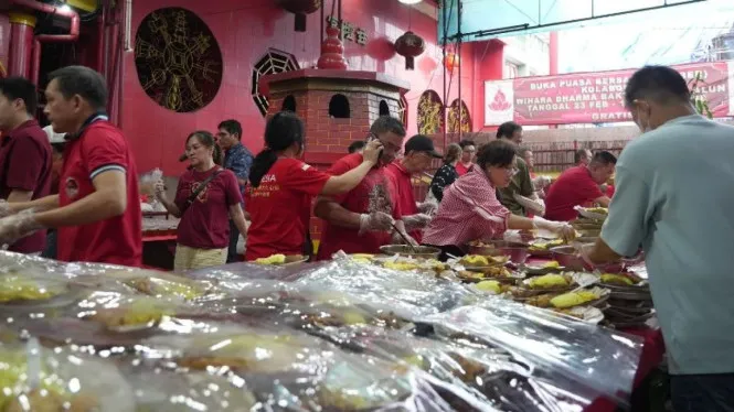 Ramadan di Glodok: Toleransi dan Kebersamaan Lewat Pembagian Takjil