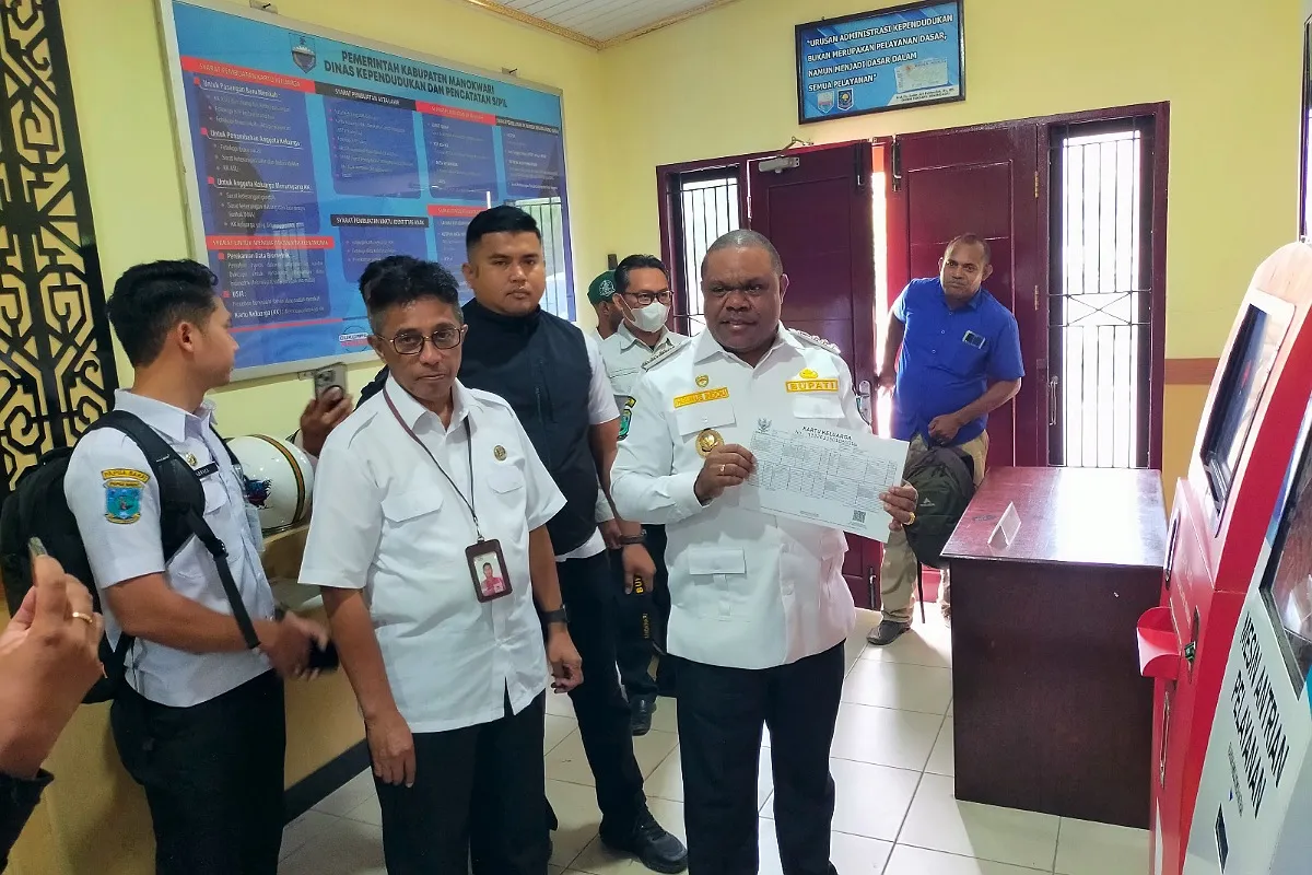 Bupati Manokwari Tinjau Pelayanan Disdukcapil untuk Tingkatkan Kualitas Layanan