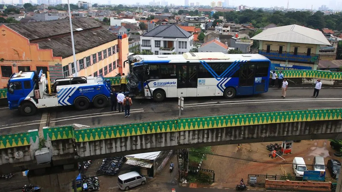 Rombongan Mobil Pelat TNI Melintas di Jalur Langit TransJakarta