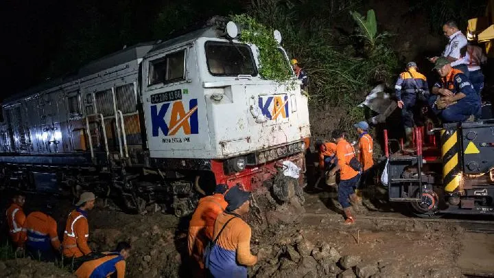 Kereta Api Ciremai Anjlok Akibat Longsor di Bandung Barat