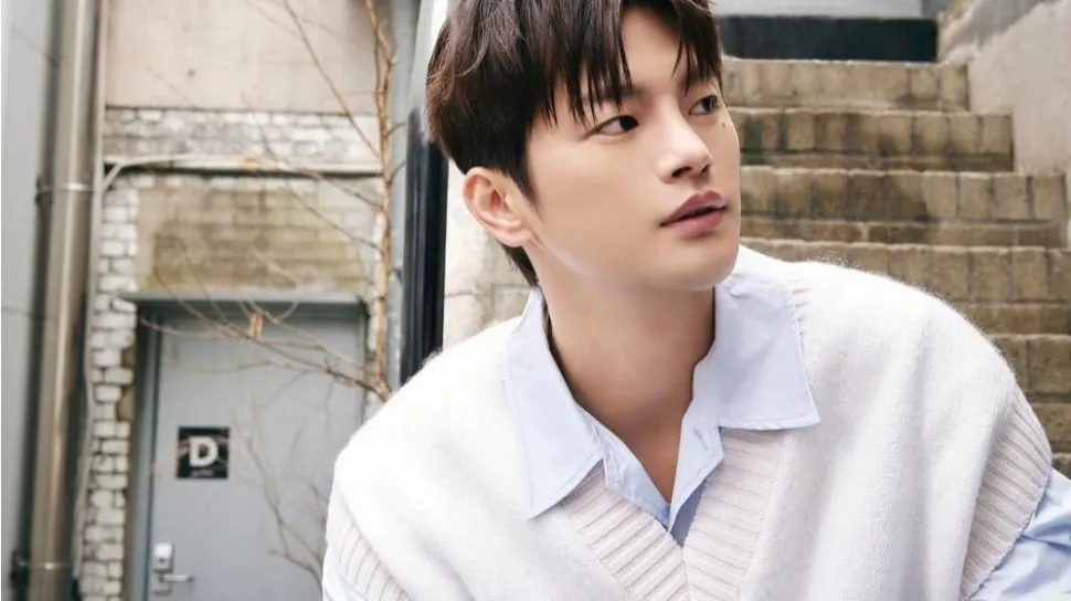 Gaya Fashion Bukber Inspiratif ala Seo In Guk