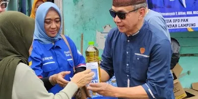 DPD PAN Bandar Lampung Gelar Program Tebus Minyak Goreng Murah untuk Warga