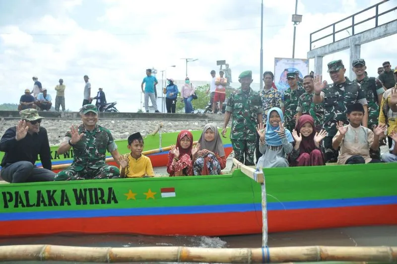 Kodam Palaka Wira Salurkan Perahu untuk Akses Pendidikan di Kepulauan Togean