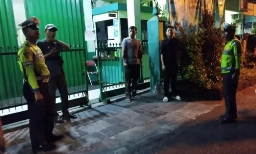 Polsek Mantrijeron Lakukan Patroli Malam di SMP N 13 Yogyakarta Jaga Keamanan