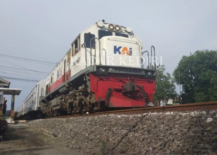 PT KAI Larang Ngabuburit di Jalur Kereta, Siap Berikan Sanksi Hukum