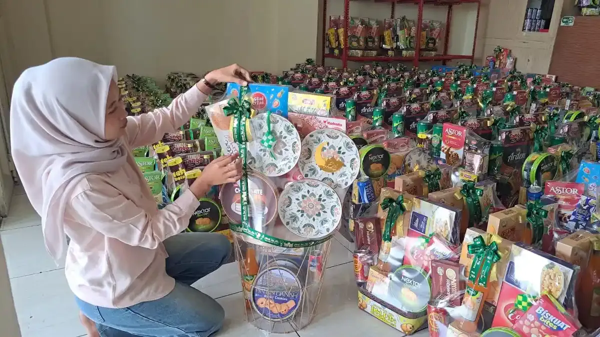 Emi Fatalia Sewa Dua Ruko untuk Penuhi Lonjakan Pesanan Parsel Lebaran di Purwokerto