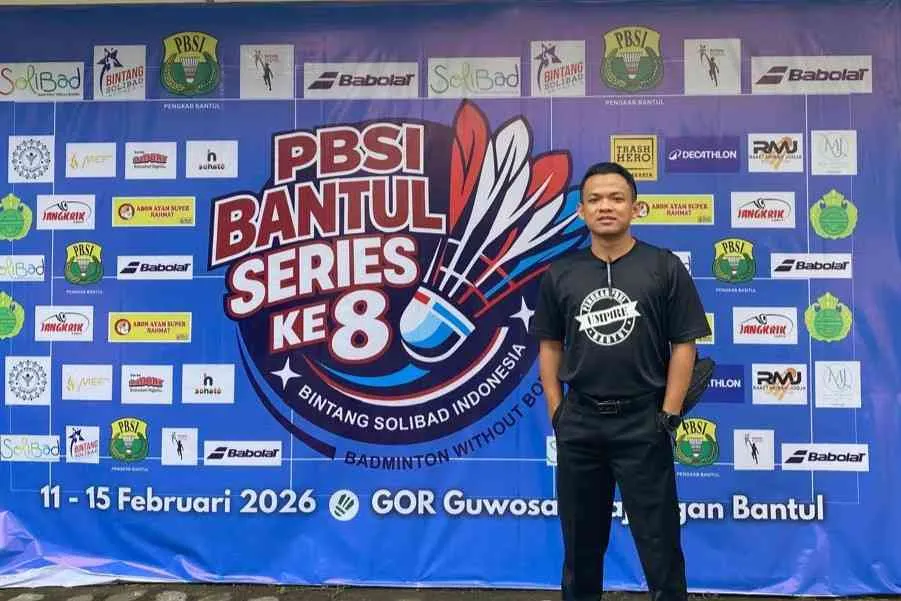 Guru MTsN 2 Bantul Berperan sebagai Wasit di Turnamen Bulutangkis Bantul Series 8
