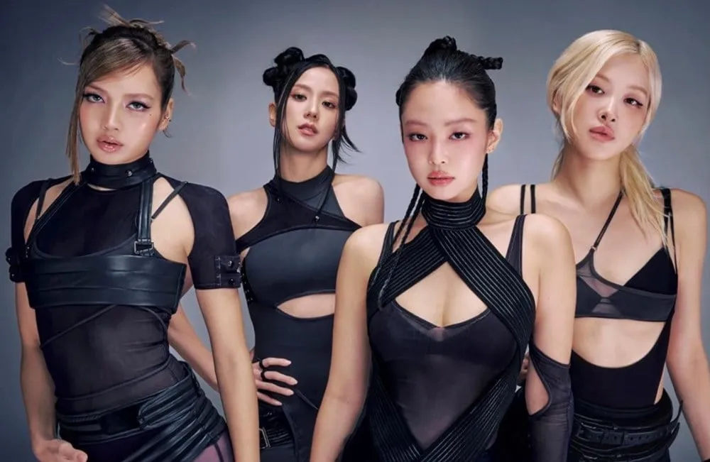 Blackpink Tampil Memukau dengan Busana Futuristik dari Merek Vietnam