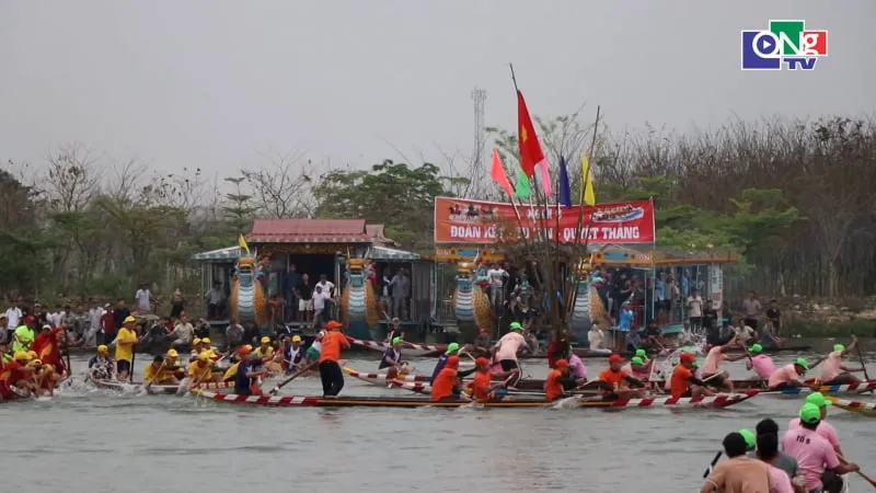 Meriahnya Festival Balap Perahu Tradisional di Sungai Perfume