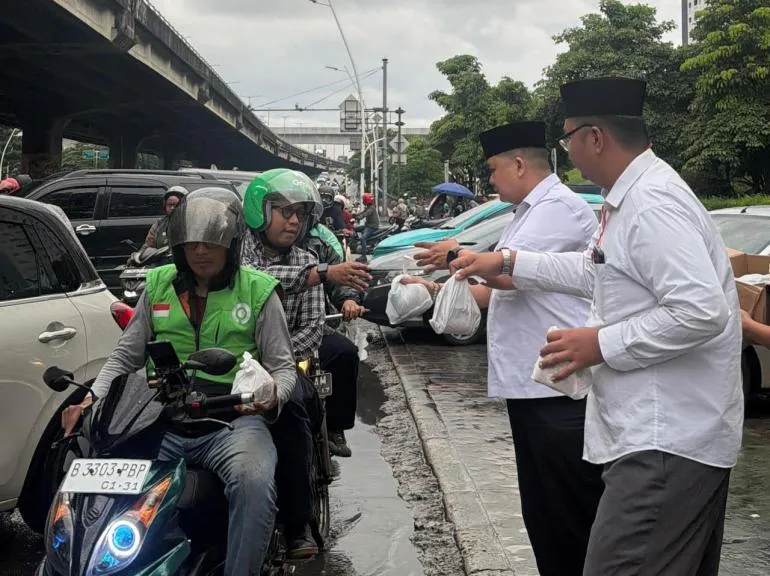 Poros Muda Indonesia Bagikan Ratusan Takjil dan Santuni Anak Yatim