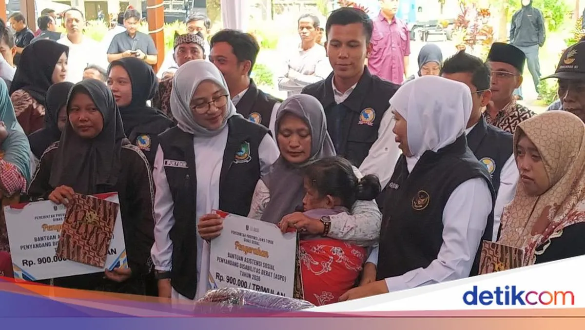 Gubernur Khofifah Salurkan Bantuan Sosial Rp 5,26 Miliar di Banyuwangi